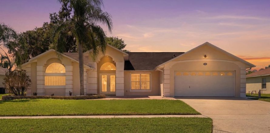 House in South Daytona, Florida 3 bedrooms, 176.79 sq.m. № 2103361