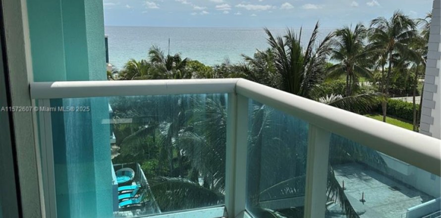 Condo in Surfside, Florida, 2 bedrooms № 2076812