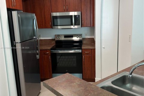 Condo in Surfside, Florida, 2 bedrooms № 2076812 - photo 7