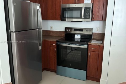 Condo in Surfside, Florida, 2 bedrooms № 2076812 - photo 6
