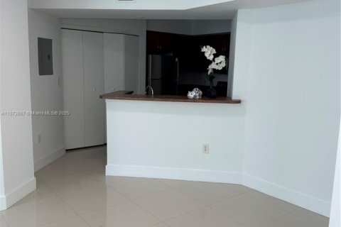 Condo in Surfside, Florida, 2 bedrooms № 2076812 - photo 9