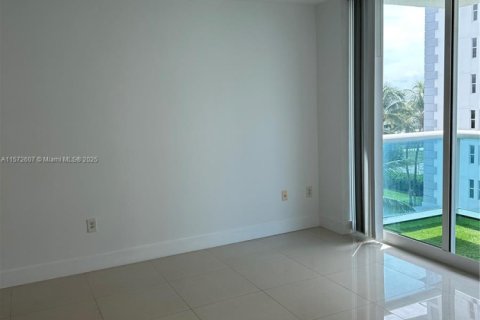 Condo in Surfside, Florida, 2 bedrooms № 2076812 - photo 11