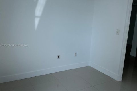 Condo in Surfside, Florida, 2 bedrooms № 2076812 - photo 12