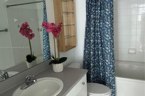 Condo in Surfside, Florida, 2 bedrooms № 2076812 - photo 18