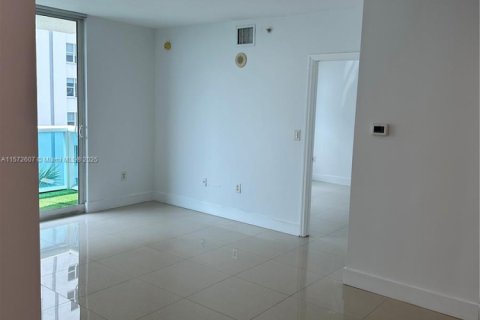 Condo in Surfside, Florida, 2 bedrooms № 2076812 - photo 5