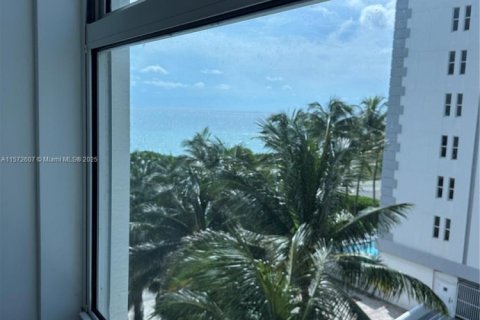 Condo in Surfside, Florida, 2 bedrooms № 2076812 - photo 15