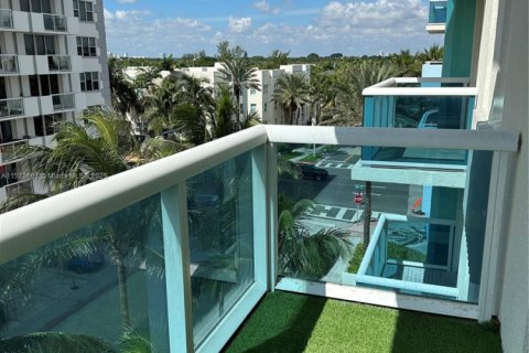 Condo in Surfside, Florida, 2 bedrooms № 2076812 - photo 4