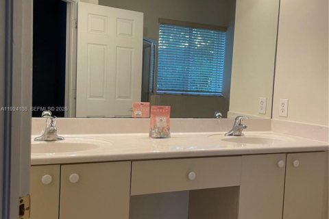 Casa en alquiler en Cutler Bay, Florida, 3 dormitorios, 197.51 m2 № 1987480 - foto 5