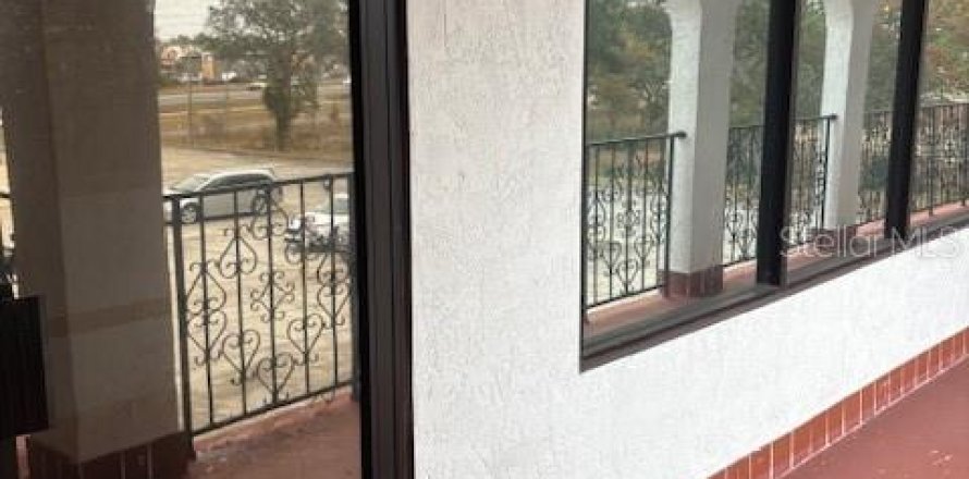 Propiedad comercial en Spring Hill, Florida 90.02 m2 № 1554270