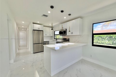 Villa ou maison à vendre à Miami, Floride: 4 chambres, 107.58 m2 № 2063380 - photo 4