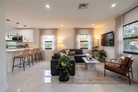 Villa ou maison à vendre à Miami, Floride: 4 chambres, 107.58 m2 № 2063380 - photo 2