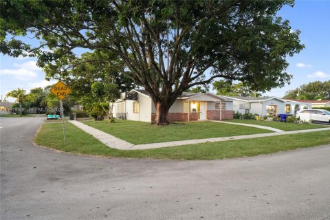 Casa en venta en Hollywood, Florida, 3 dormitorios, 119.66 m2 № 1983666 - foto 3