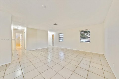 Casa en venta en Hollywood, Florida, 3 dormitorios, 119.66 m2 № 1983666 - foto 4