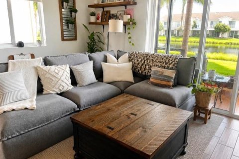 Townhouse in Lake Worth, Florida 3 bedrooms, 136.57 sq.m. № 2290763 - photo 4