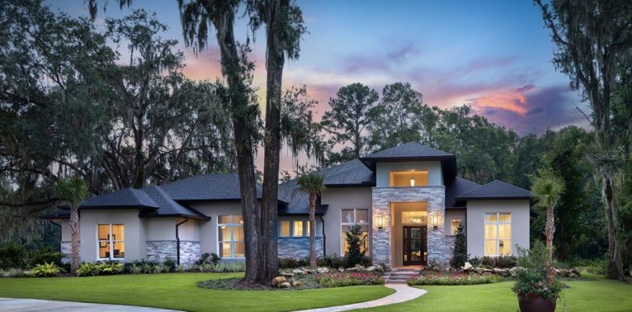 House in Ocala, Florida 4 bedrooms, 355.26 sq.m. № 1626513
