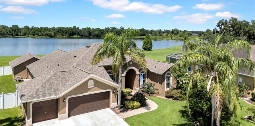 House in Valrico, Florida 4 bedrooms, 301.28 sq.m. № 1792315