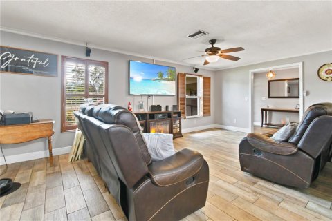 House in Seminole, Florida 3 bedrooms, 178 sq.m. № 1691043 - photo 11