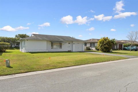 Casa en venta en Tamarac, Florida, 2 dormitorios, 151.62 m2 № 2048429 - foto 2
