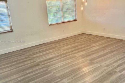 Condo in Hialeah, Florida, 2 bedrooms № 1931749 - photo 1