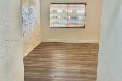 Condo in Hialeah, Florida, 2 bedrooms № 1931749 - photo 14