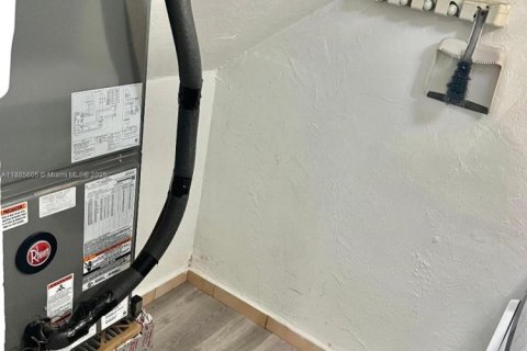 Condo in Hialeah, Florida, 2 bedrooms № 1931749 - photo 3