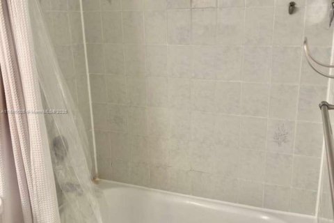 Condo in Hialeah, Florida, 2 bedrooms № 1931749 - photo 4