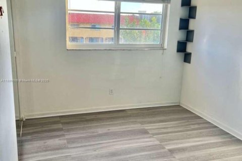 Condo in Hialeah, Florida, 2 bedrooms № 1931749 - photo 8