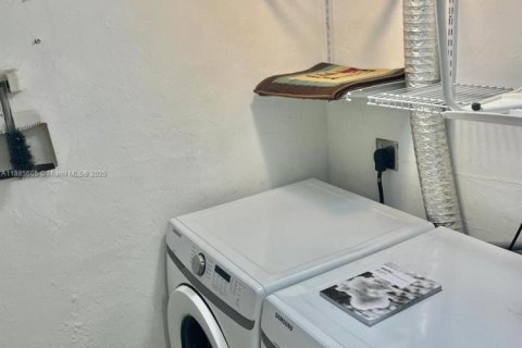 Condo in Hialeah, Florida, 2 bedrooms № 1931749 - photo 15