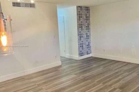 Condo in Hialeah, Florida, 2 bedrooms № 1931749 - photo 9