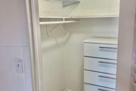 Condo in Hialeah, Florida, 2 bedrooms № 1931749 - photo 13