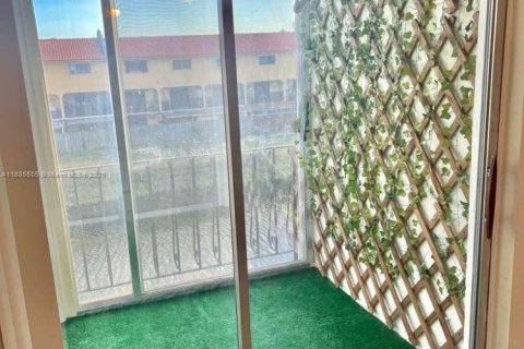 Condo in Hialeah, Florida, 2 bedrooms № 1931749 - photo 5