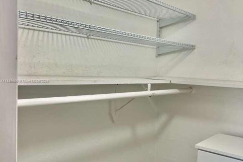 Condo in Hialeah, Florida, 2 bedrooms № 1931749 - photo 2