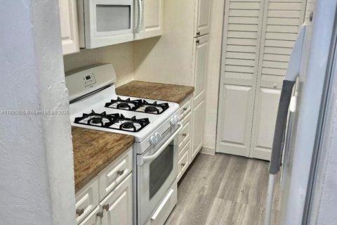 Condo in Hialeah, Florida, 2 bedrooms № 1931749 - photo 7