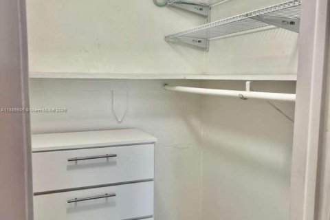Condo in Hialeah, Florida, 2 bedrooms № 1931749 - photo 10