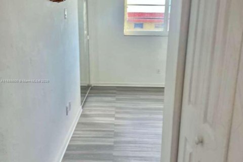 Condo in Hialeah, Florida, 2 bedrooms № 1931749 - photo 11