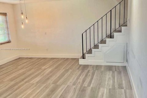 Condo in Hialeah, Florida, 2 bedrooms № 1931749 - photo 12