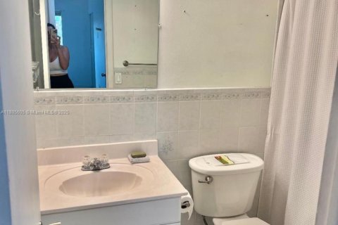 Condo in Hialeah, Florida, 2 bedrooms № 1931749 - photo 17