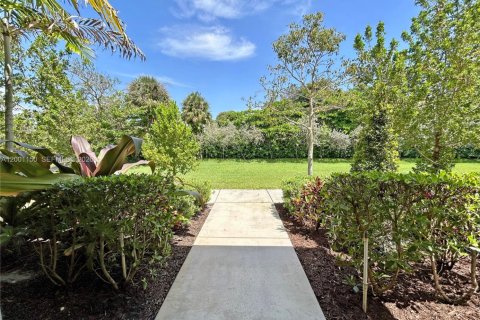 Снять в аренду таунхаус в Форт-Лодердейл, Флорида 4 спальни, 176.51м2, № 2065341 - фото 4