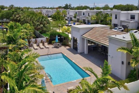 Снять в аренду таунхаус в Форт-Лодердейл, Флорида 4 спальни, 176.51м2, № 2065341 - фото 17