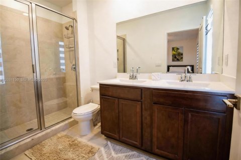 Снять в аренду таунхаус в Форт-Лодердейл, Флорида 4 спальни, 176.51м2, № 2065341 - фото 9