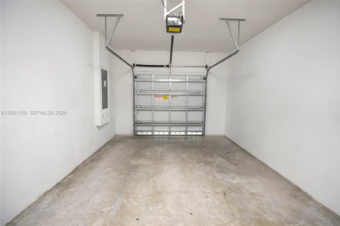 Снять в аренду таунхаус в Форт-Лодердейл, Флорида 4 спальни, 176.51м2, № 2065341 - фото 16