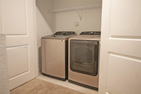 Снять в аренду таунхаус в Форт-Лодердейл, Флорида 4 спальни, 176.51м2, № 2065341 - фото 13