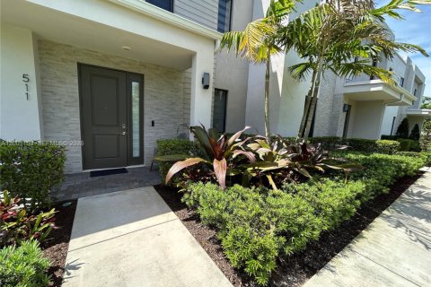 Снять в аренду таунхаус в Форт-Лодердейл, Флорида 4 спальни, 176.51м2, № 2065341 - фото 3