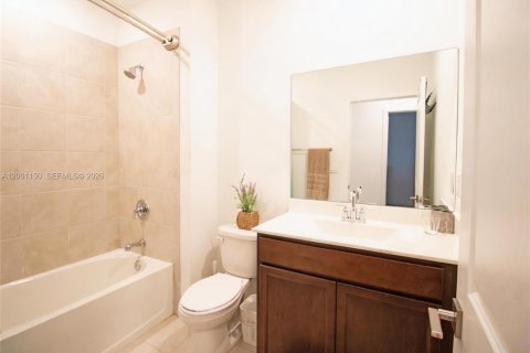 Снять в аренду таунхаус в Форт-Лодердейл, Флорида 4 спальни, 176.51м2, № 2065341 - фото 11