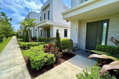 Снять в аренду таунхаус в Форт-Лодердейл, Флорида 4 спальни, 176.51м2, № 2065341 - фото 2