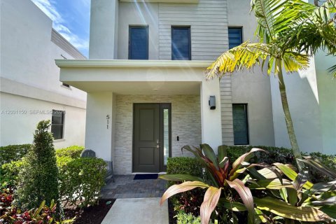 Снять в аренду таунхаус в Форт-Лодердейл, Флорида 4 спальни, 176.51м2, № 2065341 - фото 19