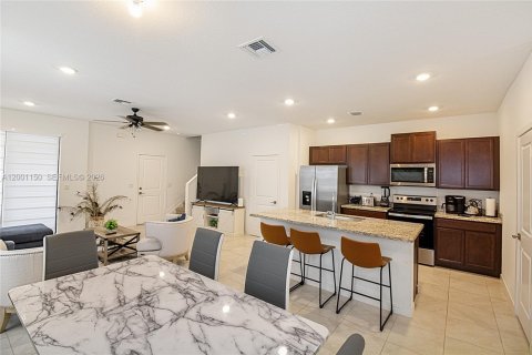 Снять в аренду таунхаус в Форт-Лодердейл, Флорида 4 спальни, 176.51м2, № 2065341 - фото 7