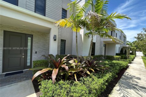 Снять в аренду таунхаус в Форт-Лодердейл, Флорида 4 спальни, 176.51м2, № 2065341 - фото 18