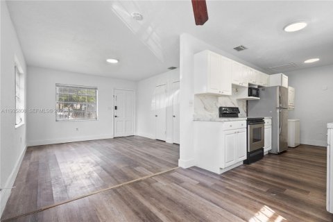 Casa en alquiler en Miami, Florida, 2 dormitorios, 119.66 m2 № 1993920 - foto 2