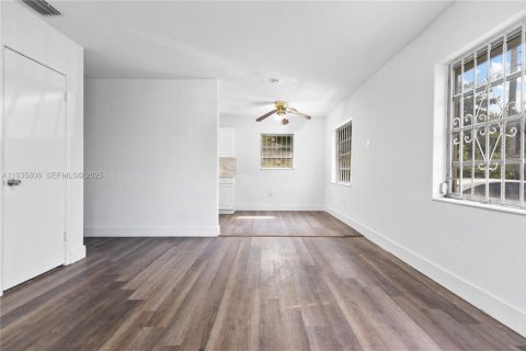 Casa en alquiler en Miami, Florida, 2 dormitorios, 119.66 m2 № 1993920 - foto 1